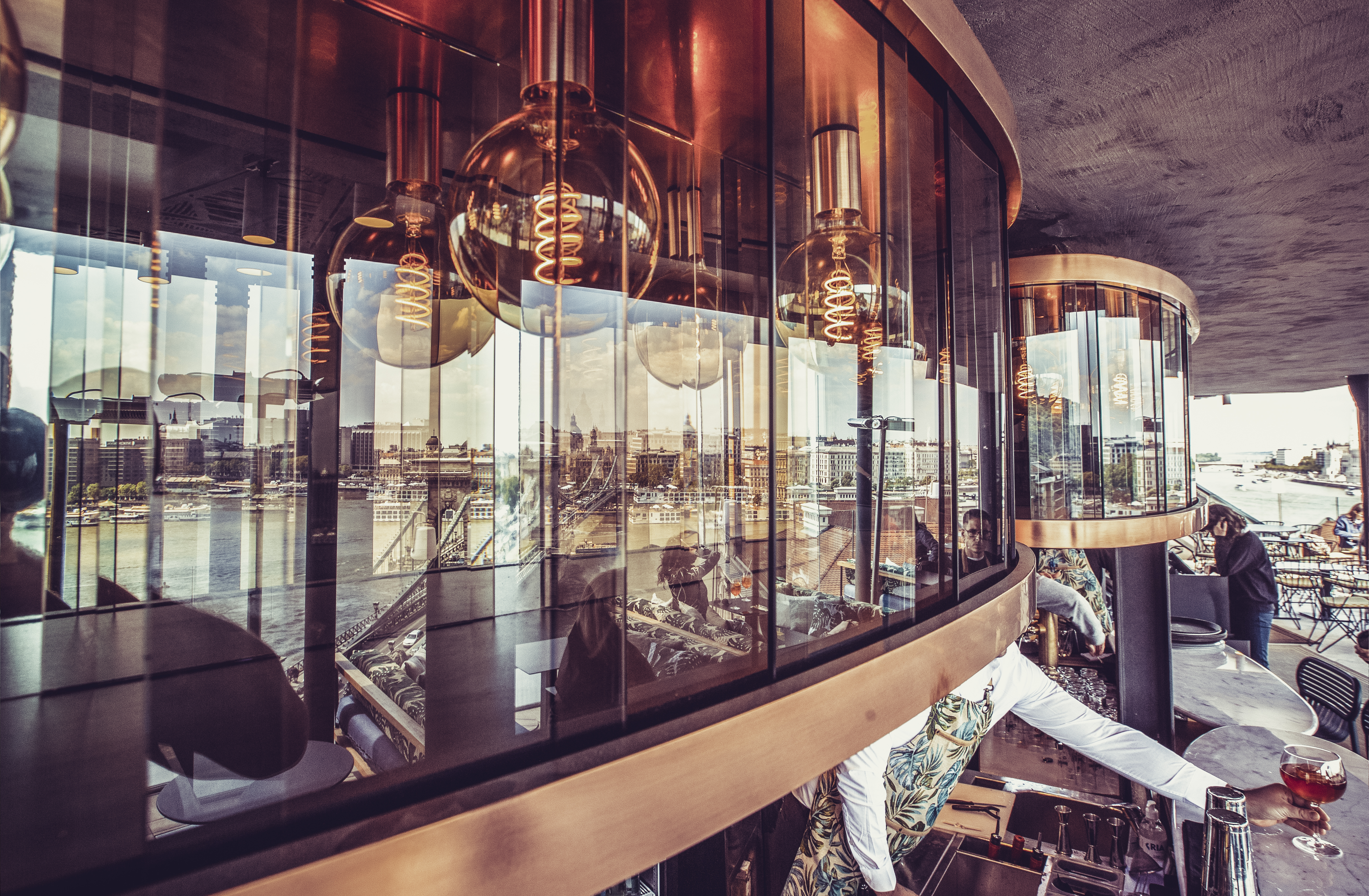 leo_roof_bar